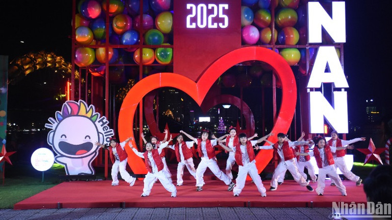 Đường phố Đà Nẵng sôi động với nhiều hoạt động khai mạc Lễ hội đón Giáng sinh-Chào năm mới Đà Nẵng 2025. (Ảnh: ANH ĐÀO) Đường phố Đà Nẵng sôi động với nhiều hoạt động khai mạc Lễ hội đón Giáng sinh-Chào năm mới Đà Nẵng 2025. (Ảnh: ANH ĐÀO)