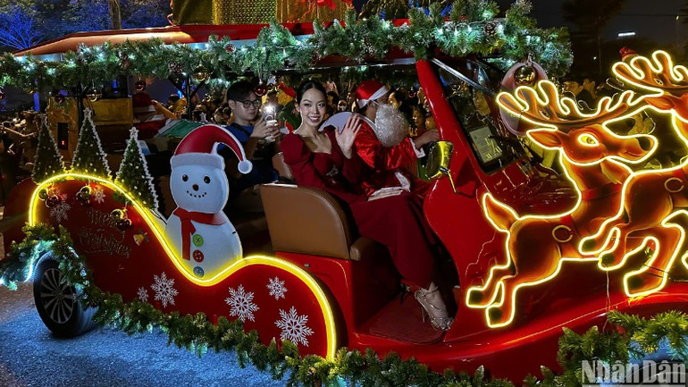 Hoa hậu Quốc tế 2024 Huỳnh Thị Thanh Thủy tham gia đoàn diễu hành chào đón người dân, du khách tại phố đi bộ Bạch Đằng, Đà Nẵng. (Ảnh: ANH ĐÀO) Hoa hậu Quốc tế 2024 Huỳnh Thị Thanh Thủy tham gia đoàn diễu hành chào đón người dân, du khách tại phố đi bộ Bạch Đằng, Đà Nẵng. (Ảnh: ANH ĐÀO)