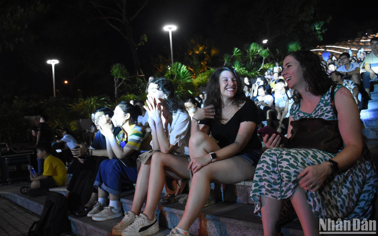 Nhiều du khách nước ngoài đến với chương trình Sing With Me - Tự tình. (Ảnh: ANH ĐÀO)