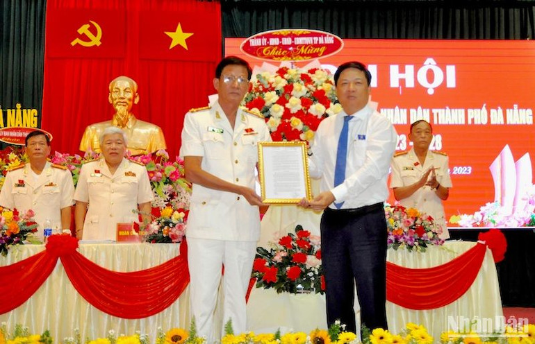 Phó Bí thư Thường trực Thành ủy Đà Nẵng Lương Nguyễn Minh Triết (bên phải) trao quyết định thành lập Hội Cựu Công an nhân dân thành phố và tặng hoa chúc mừng đại hội.