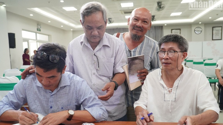 Hai tác giả ký tặng sách cho các bạn đồng nghiệp làm báo tại Quảng Nam-Đà Nẵng. (Ảnh: ANH ĐÀO) Hai tác giả ký tặng sách cho các bạn đồng nghiệp làm báo tại Quảng Nam-Đà Nẵng. (Ảnh: ANH ĐÀO)