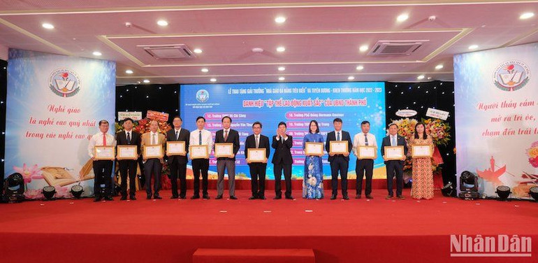 Các tập thể vinh dự nhận Bằng khen của Chủ tịch Ủy ban nhân dân thành phố Đà Nẵng. (Ảnh: ANH ĐÀO)