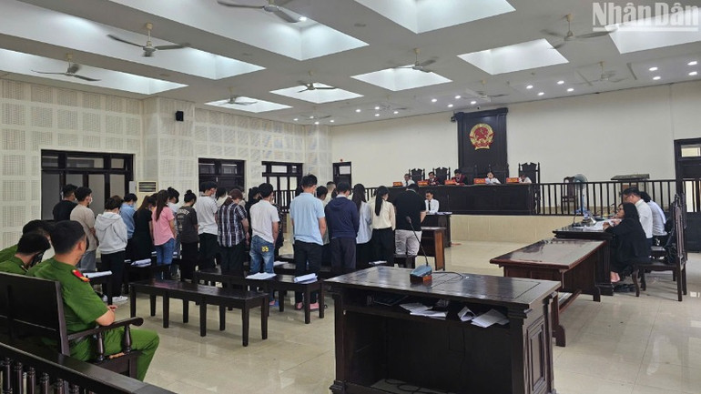 Quang cảnh phiên tòa xét xử 35 bị cáo trong vụ cho vay nặng lãi nghìn tỷ qua app điện thoại. (Ảnh: AD) Quang cảnh phiên tòa xét xử 35 bị cáo trong vụ cho vay nặng lãi nghìn tỷ qua app điện thoại. (Ảnh: AD)