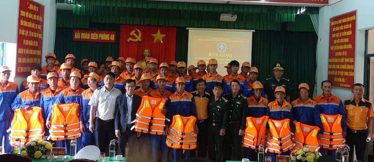 Các ngư dân đã được đưa về đất liền an toàn sáng ngày 23/11, ảnh Trung tâm II cung cấp