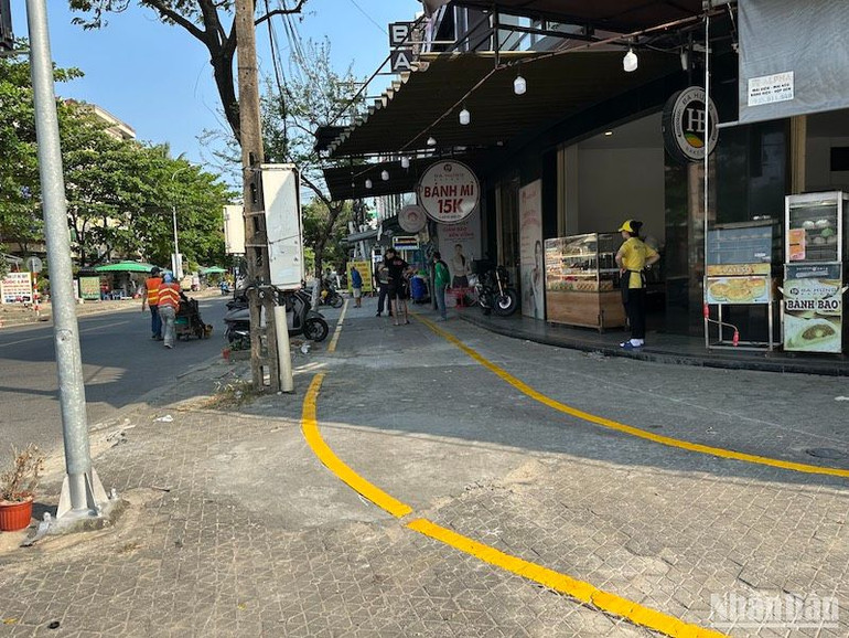 Các hộ dân không được phép đặt, để các chậu cây xanh, tượng trang trí trên vỉa hè, bảo đảm vỉa hè thông thoáng, sạch đẹp. Ảnh: ANH ĐÀO