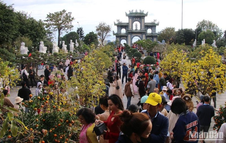 Hàng ngàn lượt du khách tham quan chùa Linh Ứng (Sơn Trà) trong những ngày đầu năm mới 2024. (Ảnh ANH ĐÀO)