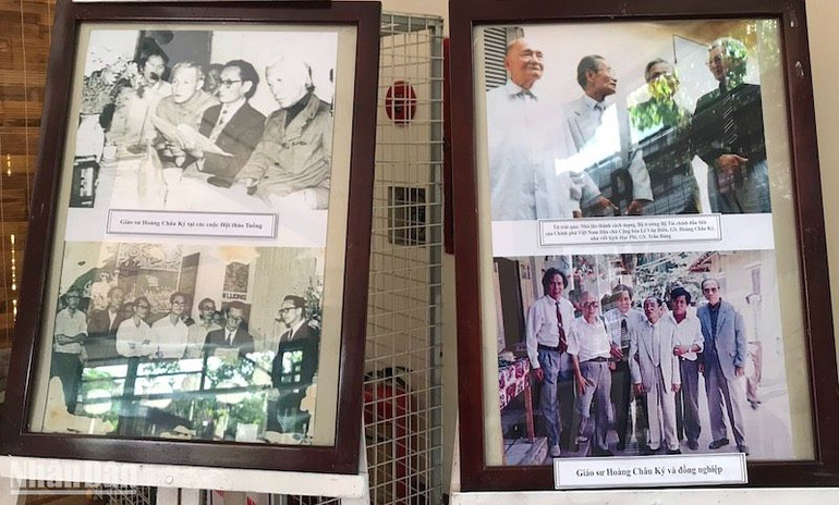 Hình ảnh Giáo sư Hoàng Châu Ký với các nghệ sĩ tuồng xứ Quảng.