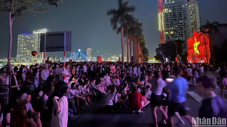 Ủy ban nhân dân thành phố Đà Nẵng sẽ trình chiếu phim 3D Mapping “Câu chuyện Đà Nẵng-The Story of Da Nang” từ ngày 29/4-1/5 để phục vụ người dân, du khách vào hai khung giờ hằng đêm. (Ảnh: ANH ĐÀO)