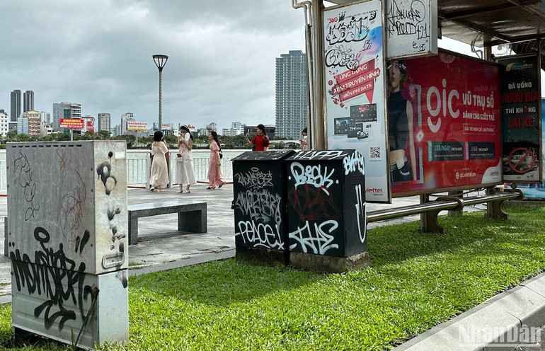 Ngay tại trạm xe buýt đường Bạch Đằng, phía sau là khách du lịch đang tham quan thành phố...