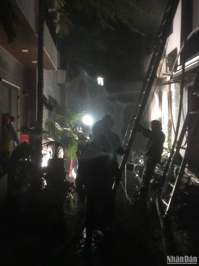 Lực lượng chức năng tiếp cận hiện trường, đưa các nạn nhân ra ngoài. Ảnh: ANH ĐÀO