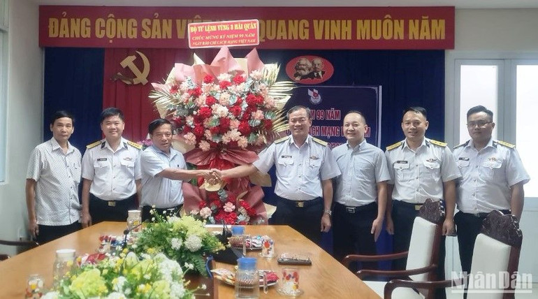 Chuẩn đô đốc Nguyễn Đăng Tiến, Chính ủy Vùng 3 Hải quân thăm, tặng hoa chúc mừng Cơ quan Thường trực Báo Nhân Dân tại Đà Nẵng.