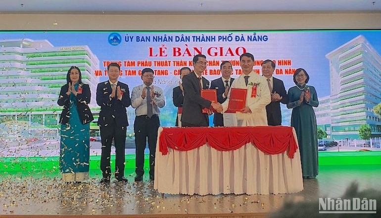 Lễ ký kết bàn giao hai công trình, trước sự chứng kiến của lãnh đạo thành phố Đà Nẵng. Ảnh: ANH ĐÀO