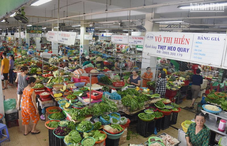 Kinh doanh buôn bán ở Chợ Siêu thị Đà Nẵng khó khăn. (Ảnh: ANH ĐÀO)