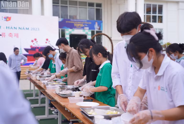 Trải nghiệm làm món ẩm thực Hàn Quốc. (Ảnh: ANH ĐÀO)