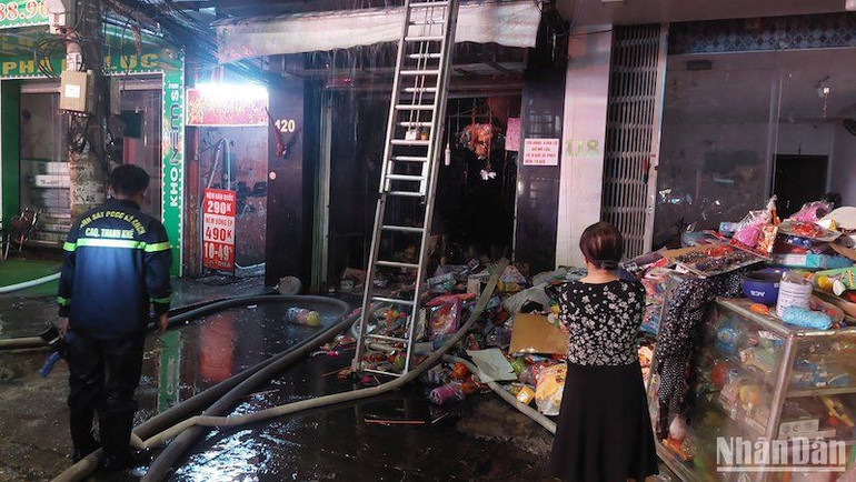 Lực lượng chức năng tiếp cận hiện trường, dập lửa.