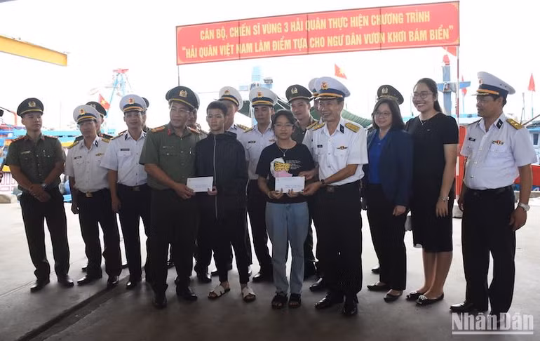Vùng 3 Hải quân và các đơn vị liên quan trao quà hỗ trợ hai em học sinh trú phường Thọ Quang, là con ngư dân có hoàn cảnh đặc biệt khó khăn. (Ảnh ANH ĐÀO)