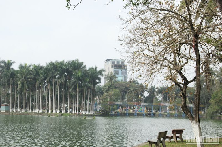 Hồ điều hoà xanh mát trong Công viên 29 Tháng 3. (Ảnh: ANH ĐÀO)