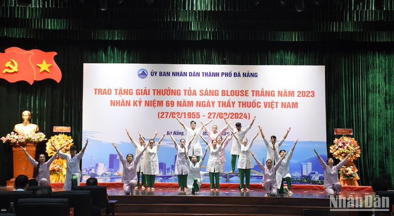 Các y bác sĩ Bệnh viện Đà Nẵng biểu diễn tiết mục văn nghệ tại chương trình. Ảnh: ANH ĐÀO