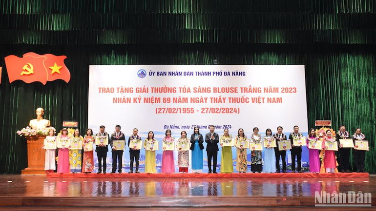 Đà Nẵng tri ân, trao tặng Giải thưởng "Tỏa sáng Blouse trắng” cho 20 y bác sĩ, nhân viên y tế. Ảnh: ANH ĐÀO