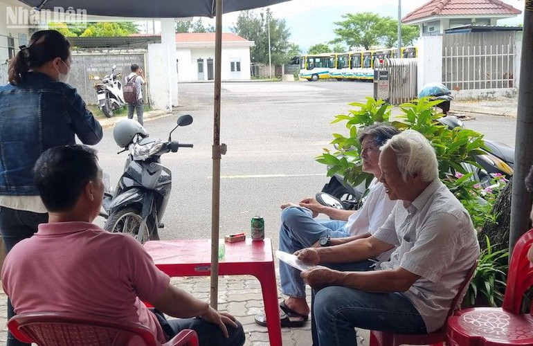 Việc nợ lương nhân viên đã diễn ra nhiều lần, các tài xế bức xúc vì cuộc sống khó khăn. (Ảnh: ANH ĐÀO)