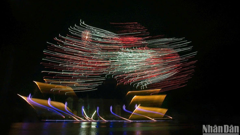 Tác phẩm Thuyền. (Ảnh: ÔNG VĂN SINH) Tác phẩm Thuyền. (Ảnh: ÔNG VĂN SINH)