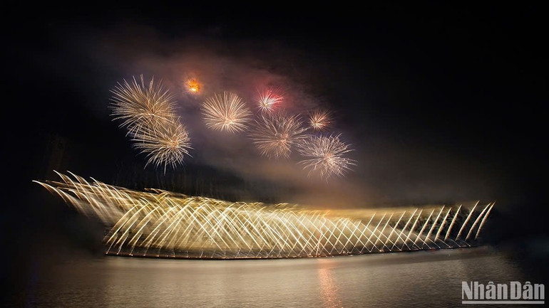 Tác phẩm Thuyền và biển. (Ảnh: ÔNG VĂN SINH) Tác phẩm Thuyền và biển. (Ảnh: ÔNG VĂN SINH)