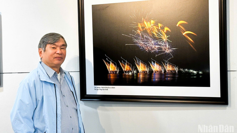 Nhiếp ảnh gia Ông Văn Sinh bên một tác phẩm của ông tại triển lãm nghệ thuật "Sắc màu ánh sáng". (Ảnh: ANH ĐÀO) Nhiếp ảnh gia Ông Văn Sinh bên một tác phẩm của ông tại triển lãm nghệ thuật "Sắc màu ánh sáng". (Ảnh: ANH ĐÀO)