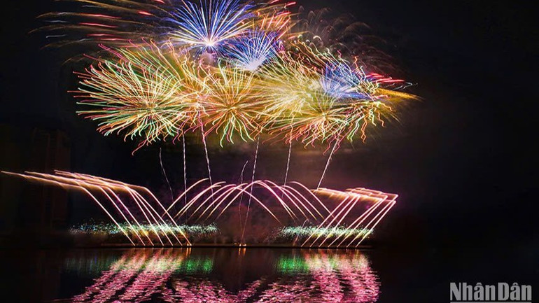 Tác phẩm Vũ điệu ánh sáng 2. (Ảnh: ANH ĐÀO) Tác phẩm Vũ điệu ánh sáng 2. (Ảnh: ANH ĐÀO)