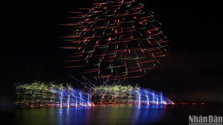 Tác phẩm Vũ trụ xoay vần. (Ảnh: ÔNG VĂN SINH) Tác phẩm Vũ trụ xoay vần. (Ảnh: ÔNG VĂN SINH)