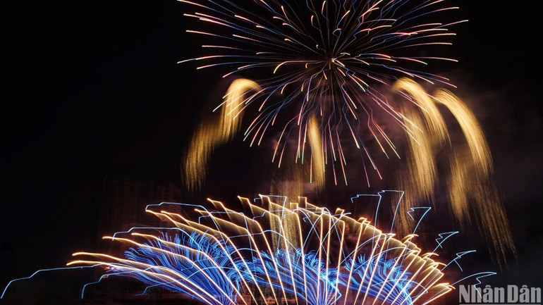 Tác phẩm Giai điệu ánh sáng. (Ảnh: ÔNG VĂN SINH) Tác phẩm Giai điệu ánh sáng. (Ảnh: ÔNG VĂN SINH)