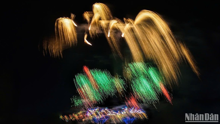 Tác phẩm Vũ điệu ánh sáng 1. (Ảnh: ÔNG VĂN SINH) Tác phẩm Vũ điệu ánh sáng 1. (Ảnh: ÔNG VĂN SINH)