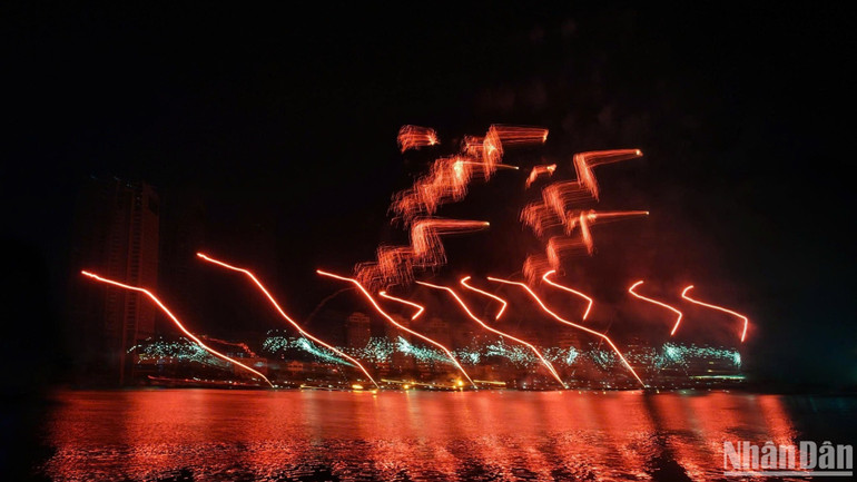 Tác phẩm Thánh Gióng lên trời. (Ảnh: ÔNG VĂN SINH) Tác phẩm Thánh Gióng lên trời. (Ảnh: ÔNG VĂN SINH)