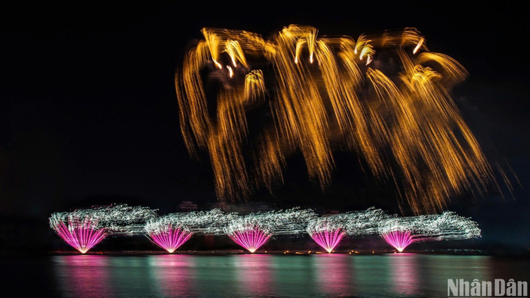 Tác phẩm Mùa sen. (Ảnh: ÔNG VĂN SINH) Tác phẩm Mùa sen. (Ảnh: ÔNG VĂN SINH)