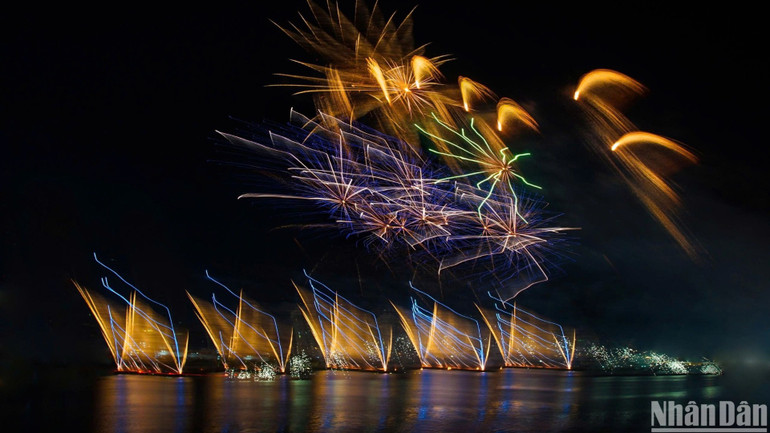 Tác phẩm Đoàn thuyền. (Ảnh: ÔNG VĂN SINH) Tác phẩm Đoàn thuyền. (Ảnh: ÔNG VĂN SINH)