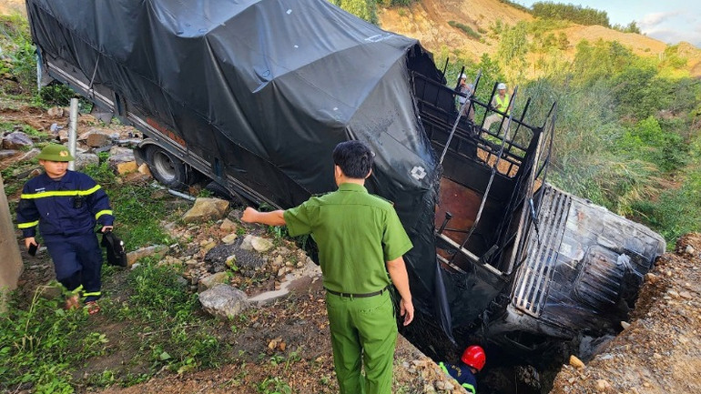 Lực lượng chức năng xử lý hiện trường vụ tai nạn. (Ảnh: Công an cung cấp)