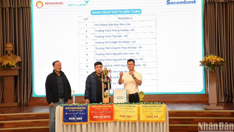 Đại diện các trường tham gia bốc thăm chia bảng Giải bóng đá Phụ huynh thành phố Đà Nẵng lần thứ nhất năm 2025. (Ảnh: ANH ĐÀO) Đại diện các trường tham gia bốc thăm chia bảng Giải bóng đá Phụ huynh thành phố Đà Nẵng lần thứ nhất năm 2025. (Ảnh: ANH ĐÀO)