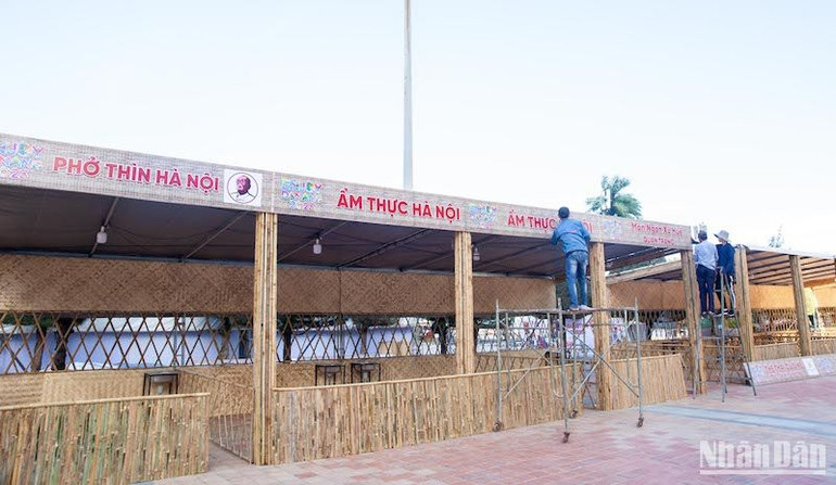 Các gian hàng dành riêng cho Lễ hội ẩm thực đang dần hoàn thiện.