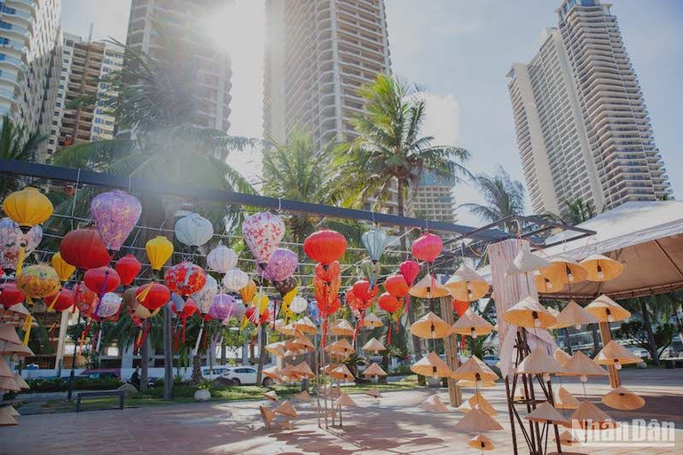 Nhiều không gian dành cho người dân, du khách chụp ảnh lưu niệm tại lễ hội.