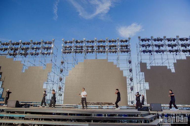 Các nghệ sĩ đang hăng hái luyện tập.