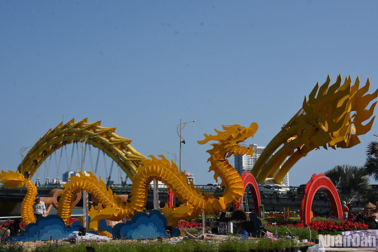 Tại điểm quảng trường phía bắc đuôi cầu Rồng được trang trí linh vật rồng bay với hiệu ứng phun lửa, phun khói, phun nước. Theo đơn vị thiết kế, linh vật này tạo sự vui tươi nhộn nhịp phù hợp với không khí ngày xuân. (Ảnh ANH ĐÀO)