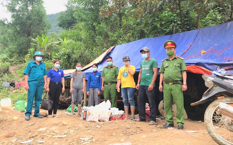 Công an xã Hoà Bắc, huyện Hoà Vang, TP Đà Nẵng tích cực hỗ trợ người dân trong thời điểm dịch bệnh Covid-19 bùng phát. (ẢNH Công an xã Hoà Bắc)