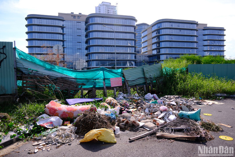 Nhiều điểm tập kết rác gây mất mỹ quan đô thị, ô nhiễm môi trường phía trước Dự án này.