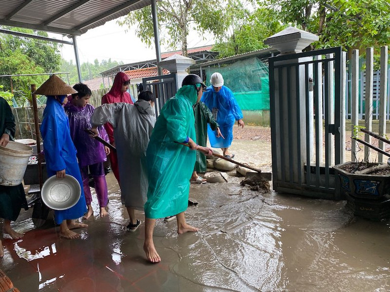 Bùn đất tiếp tục tràn vào nhà dân sáng ngày 14/10.