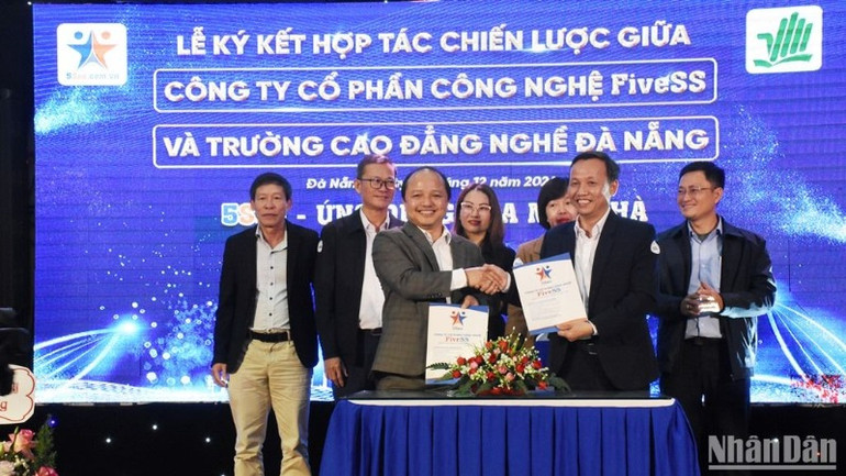 Công ty cổ phần công nghệ Fivess và ký kết hợp tác với Trường cao đẳng Nghề Đà Nẵng trong cung ứng nguồn nhân lực và tạo công ăn việc làm cho sinh viên sau khi tốt nghiệp. (Ảnh: ANH ĐÀO) Công ty cổ phần công nghệ Fivess và ký kết hợp tác với Trường cao đẳng Nghề Đà Nẵng trong cung ứng nguồn nhân lực và tạo công ăn việc làm cho sinh viên sau khi tốt nghiệp. (Ảnh: ANH ĐÀO)