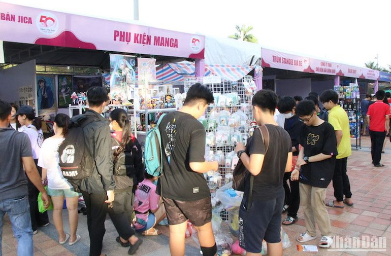 Người dân, du khách tham quan các gian hàng trưng bày tại lễ hội. (Ảnh: ANH ĐÀO) Người dân, du khách tham quan các gian hàng trưng bày tại lễ hội. (Ảnh: ANH ĐÀO)