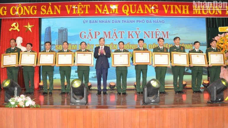 Thừa ủy quyền của Chủ tịch nước, Chủ tịch Ủy ban nhân dân thành phố Đà Nẵng Lê Trung Chinh trao Huân chương Bảo vệ Tổ quốc hạng Ba cho 1 cá nhân và Huy chương Quân kỳ quyết thắng cho 10 cá nhân thuộc Bộ Chỉ huy Bộ đội Biên phòng thành phố. (Ảnh: ANH ĐÀO)