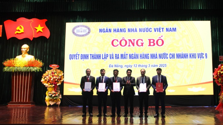 Phó Thống đốc Ngân hàng Nhà nước Việt Nam Phạm Tiến Dũng trao quyết định bổ nhiệm các Phó Giám đốc Ngân hàng Nhà nước khu vực 9. (Ảnh: MQ)