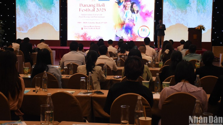 Đại diện Furama Resort Đà Nẵng giới thiệu về lễ hội Holi sẽ diễn ra tại Furama Resort Đà Nẵng vào ngày 15/3. (Ảnh: ANH ĐÀO) Đại diện Furama Resort Đà Nẵng giới thiệu về lễ hội Holi sẽ diễn ra tại Furama Resort Đà Nẵng vào ngày 15/3. (Ảnh: ANH ĐÀO)