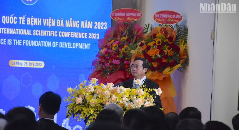 Phó Bí thư Thành ủy, Chủ tịch Ủy ban nhân dân thành phố Đà Nẵng Lê Trung Chinh phát biểu tại hội nghị. (Ảnh: ANH ĐÀO)