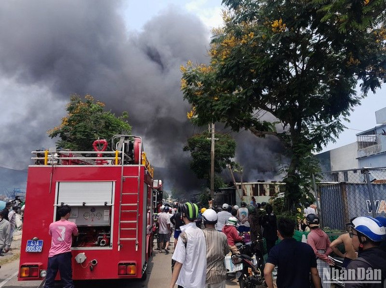 Ngọn lửa lan nhanh và bùng phát dữ dội lúc 11 giờ 30 phút trưa nay (9/4). (Ảnh: ANH ĐÀO)
